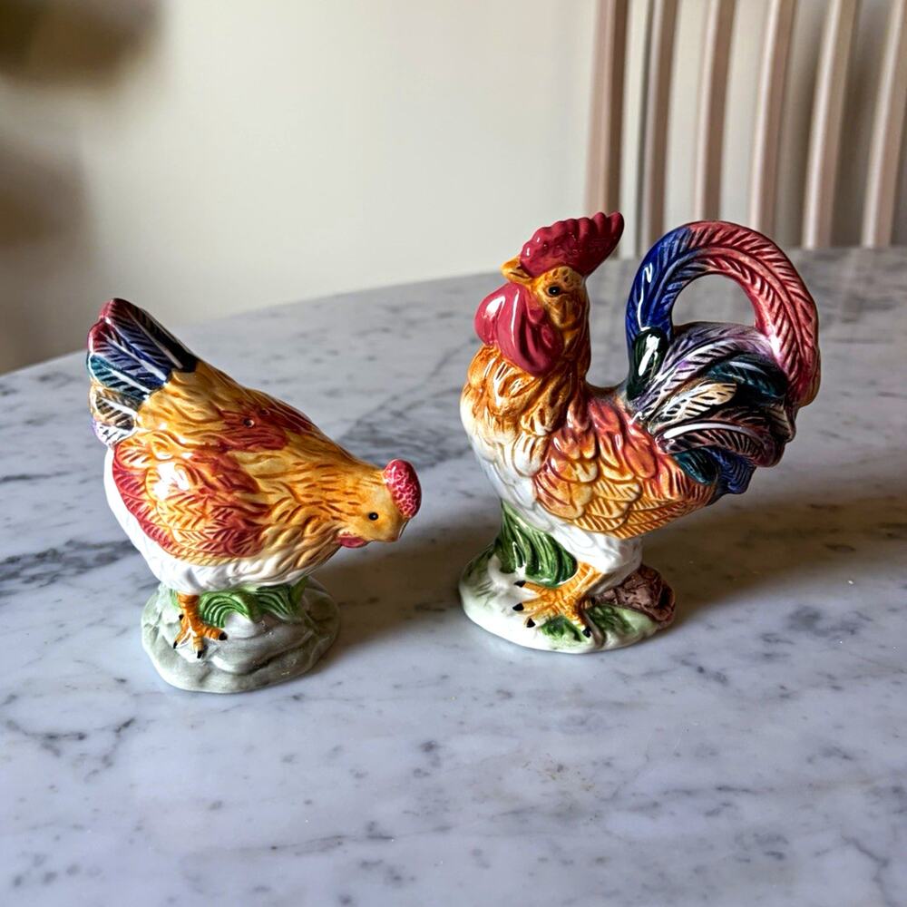 Unmarked Rooster & Hen Chicken Ceramic Salt & Pepper Shaker Set 2pc Multicolor